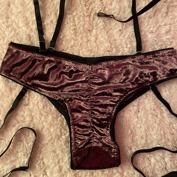 Other - Hunting Rose pole shorts garter